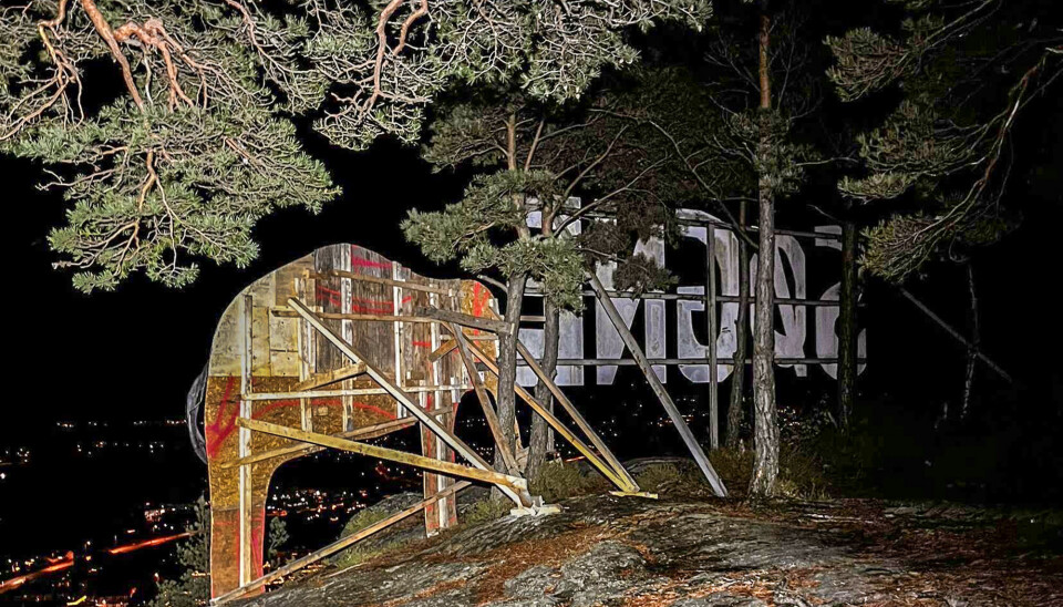 Elefanten ved Søgne-skiltet skal i følge gjengen være godt fastmontert. – Den skal tåle vind, og klatring på figuren.