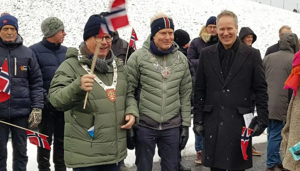 Det var flagging og brede smil da samferdselsministeren kunne åpne E39 mellom Kristiansand og Mandal øst desember 2022. Her med fylkesordfører Arne Thomassen(t.v) og tidligere ordfører i Kristiansand, Jan Oddvar Skisland