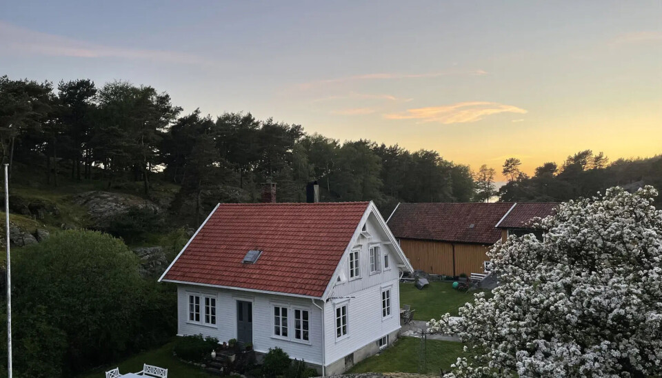 I fem uker kan vi følge Farmen-kjendisene fra oppholdet i dette huset på Monsøya, Ny-Hellesund.