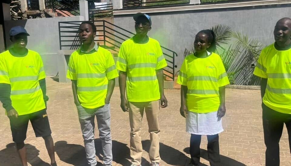 Dominic forteller stolt om sin utdannelse til venner.