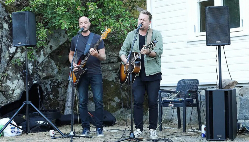 Fredag kveld kan du høre disse to sammen med flere andre på N247 lokalfest på Tangvall Arena. Stein Roger Sordal og Bjarne Severinsen på trappa foran grendehuset på Borøy ved en tidligere anledning.