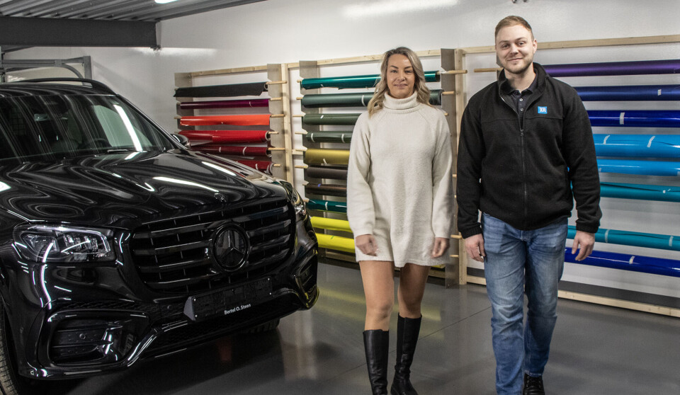 Malene Harbak og Håvard Qvam i avdelingen for bildekor hvor flere kjøretøy nå kan betjenes samtidig.