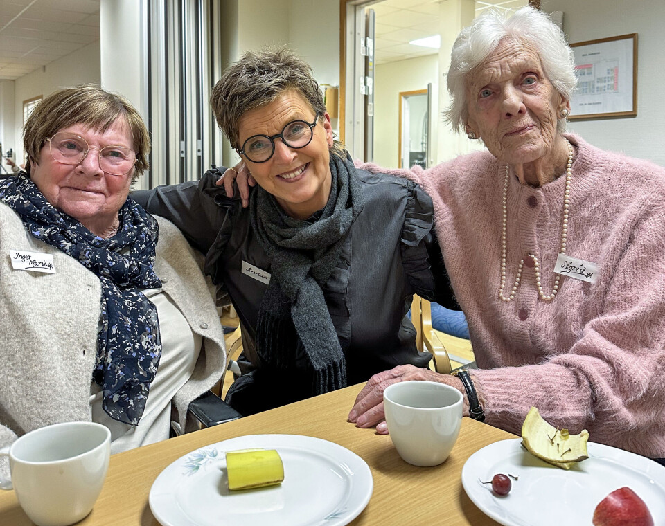Etter øvelsen er det avslutning med kaffe, frukt og kake. Tre glade korister etter øvelse, Inger Marie Eikaas, Reidun Borøy og Sigrid Aamdal.