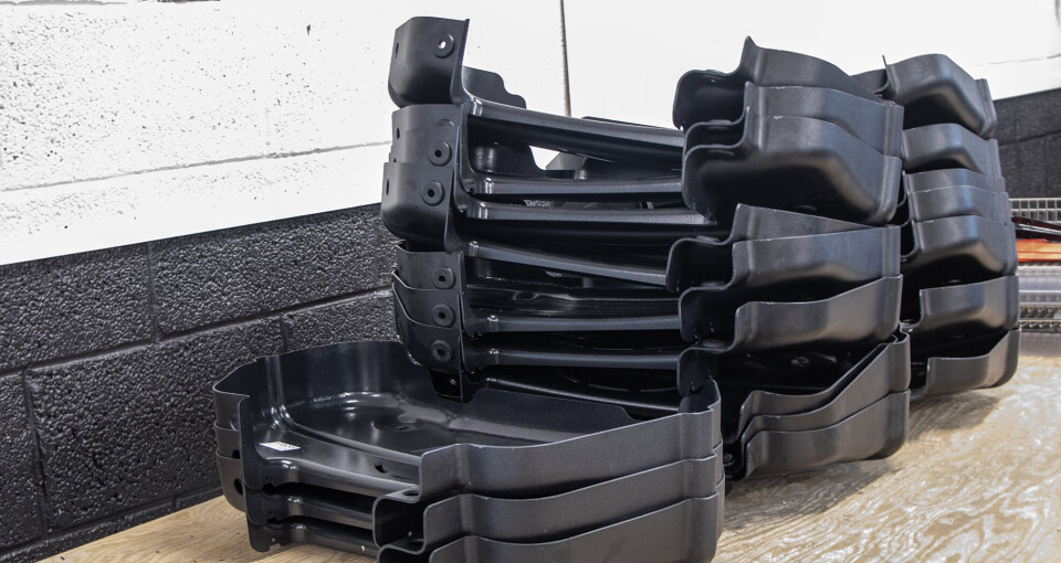Plastdeler produsert av Gyli plast i Søgne for Volvo anleggsmaskiner etterbehandles ved Songvaar før de sendes til kunden.