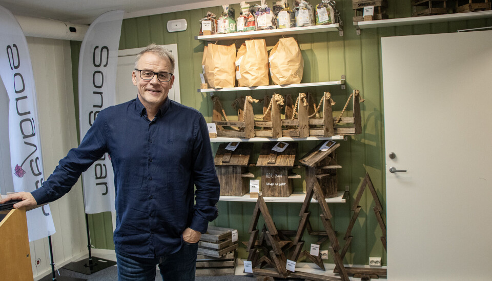 Daglig leder Kjetil Olsen ved bedriftens utstilling like ved inngansdøra,