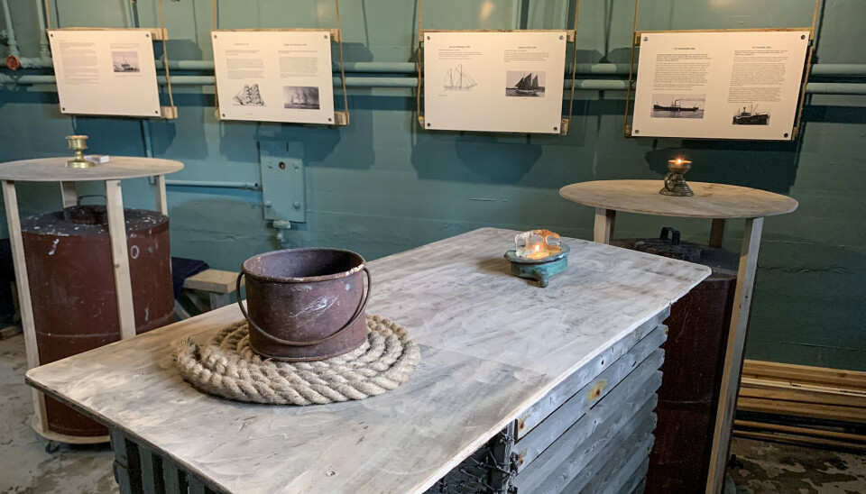 I utstillingen som nå er montert i kjelleren til funkisfyret kan besøkende lese om det 76 fot lange skipet som forliste på vei fra Sandefjord til Finnmark og krevde 46 liv i mars 1887. Kun to fra mannskapet overlevde.