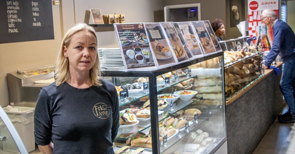 Daglig leder ved Frk. Lyng, Kirsten Støyl med disken full av nybakte fristelser en tidlig formiddag.