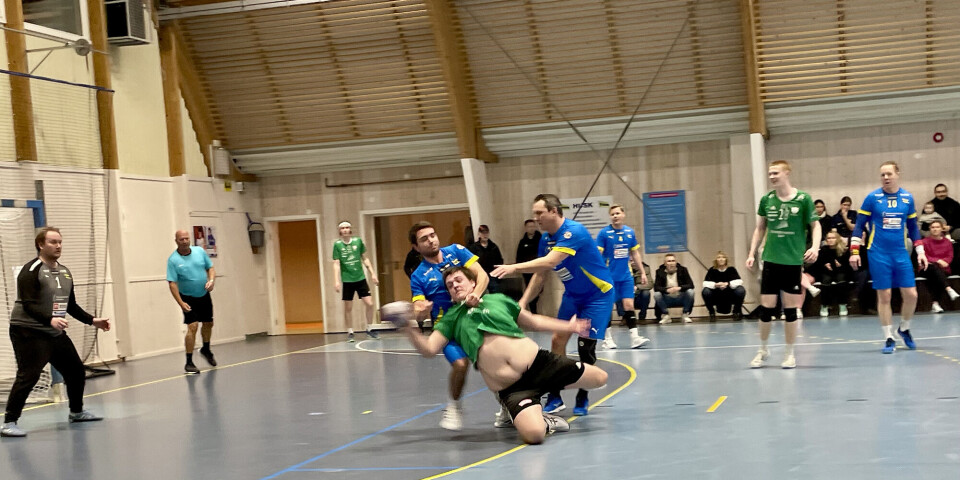 Hjemmelaget må ty til ulovligheter for å stoppe motstanderen.Hjemmelaget må ty til ulovligheter for å stoppe motstanderen.