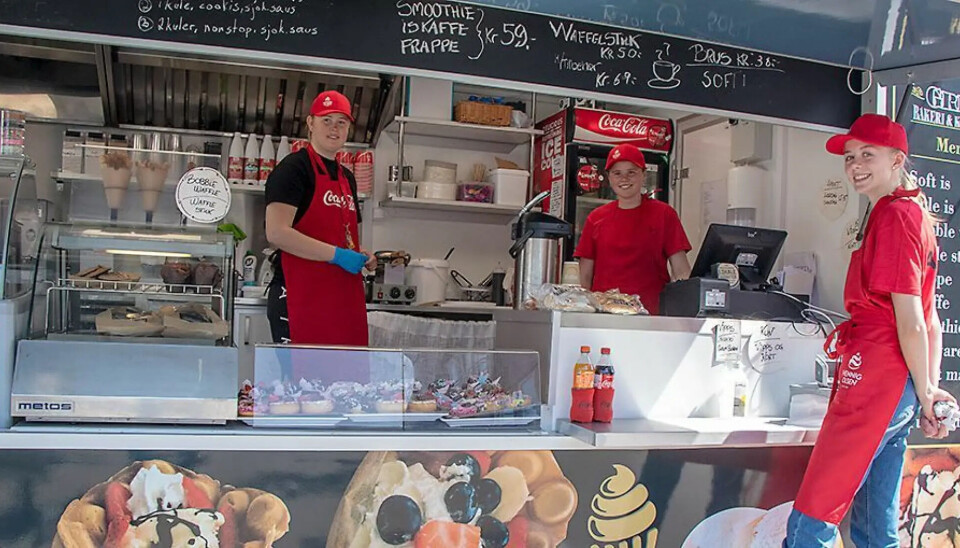 For fjerde sesongen skal unge tilbys sommerjobb ved isbua på Tangvall. Nå kan bedrifter søke om tilskudd for å tilby sommerjobb til ungdom. Bildet er tatt da isbua ble etablert på Tangvall i 2021.