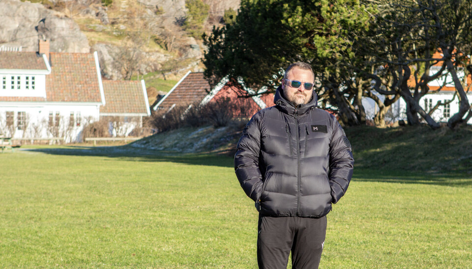 Svend Åge Lauvrak ved gressplenen på Høllesanden. Her arrangeres den tredje utgaven av Høllesanden Live, og i år avholdes konsertene 23. til 24. mai.