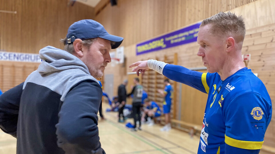 KIF-trener (tidligere Søgne og Greipstad spiller) Gøran Engenes og Frode Utvaag i heftig diskusjon etter kampen.