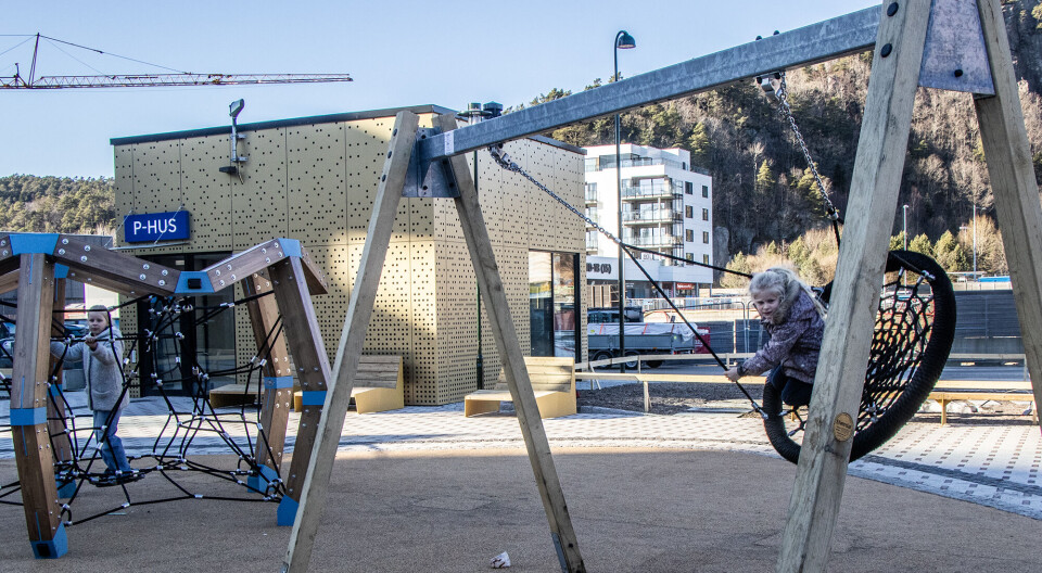 Nellie og Maia kunne endelig teste ut de nye lekeapparatene på Tangvalls nordre torg.