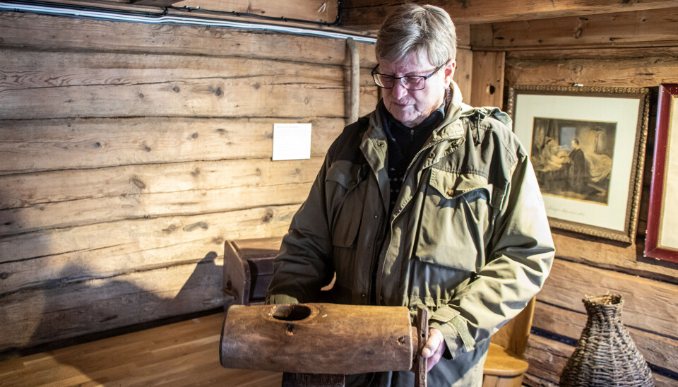 Ole Kristian Wigemyr med en gammel potetstapper museet har mottat.