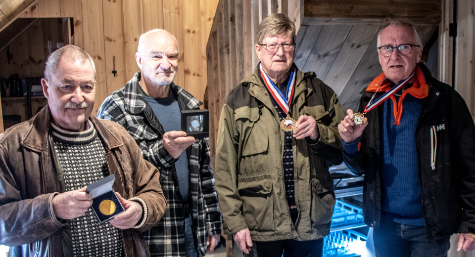 Arild Røsstad, Helge Njål Jacobsen, Ole Kristian Wigemyr og Jan Arne Kleivset med medaljer etter krigsseileren Karl Aksel Andresen.