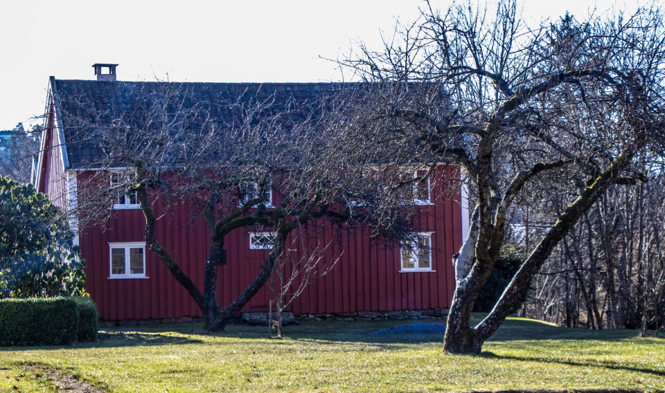 Søgne bygdemuseum, idyllisk plassert like ved eplehagen på Søgne gamle prestegård.