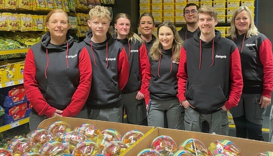 Europris Grim åpner torsdag klokken 10.00. På bildet er ansatte ved butikken, fra venstre; Assisterende butikksjef Carina Haddeland Bakke, Elias Nateland, Anna Helene Salvanes, Monica Andersen, Martha Grindalen Berge, Bjørn Hansen, Tim Hovden Busch og butikksjef Monica Ingebretsen