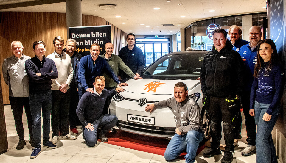 Sponsorer og representanter for idrettslagene markerer at loddsalget starter onsdag.
