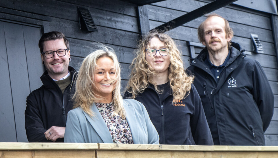 I vinden på toppen av Mjåvann industriområde: 4Service Stay4Work s Salgssjef Torkjell Hagen Voll, driftsdirektør i 4Service Camp Vibeke Ragnvaldjord, renholder Natalia Hyz og driftssjef camp Mjåvann Kristian Wold Nesse.