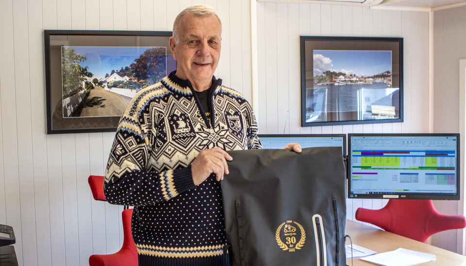 Jon Kristensen ser tilbake på 30 år med bilverksted i Linnegrøvan. Her viser han stolt frem tursekken