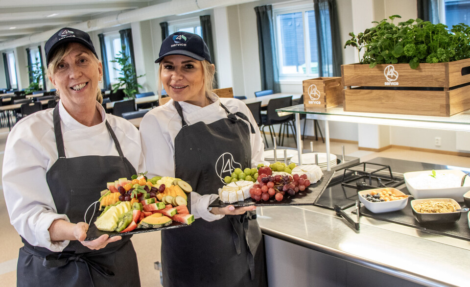 Kjøkkensjef Melissa (t.v.) har tidligere erfaring fra cruiseskip og restaurant. I dag stortrives hun som kjøkkensjef og lover at hun også tar godt vare på de mange gjestene som ofte bor på camp over lengre tid. Kokken Teodora (t.h.) får skryt av kjøkkensjefen for sine evner til å presentere måltidene delikat og innbydende for campens gjester.