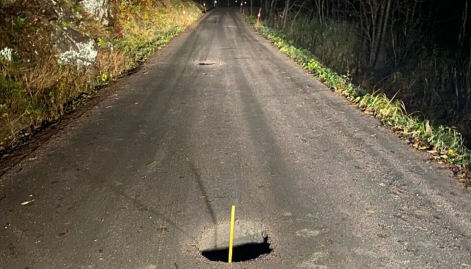 I 2020 meldte Atle Aasen om et synkehull i veien på Brunvatneveien. – Det er fortsatt et vedvarende problem, sier Atle Aasen som forteller at det er 14 dager siden forrige synkehull i veien.