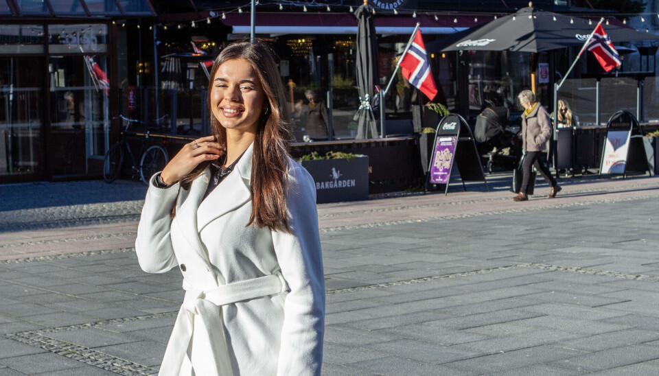 Måtte rømme fra bomber og okkupasjon - følges av fem millioner