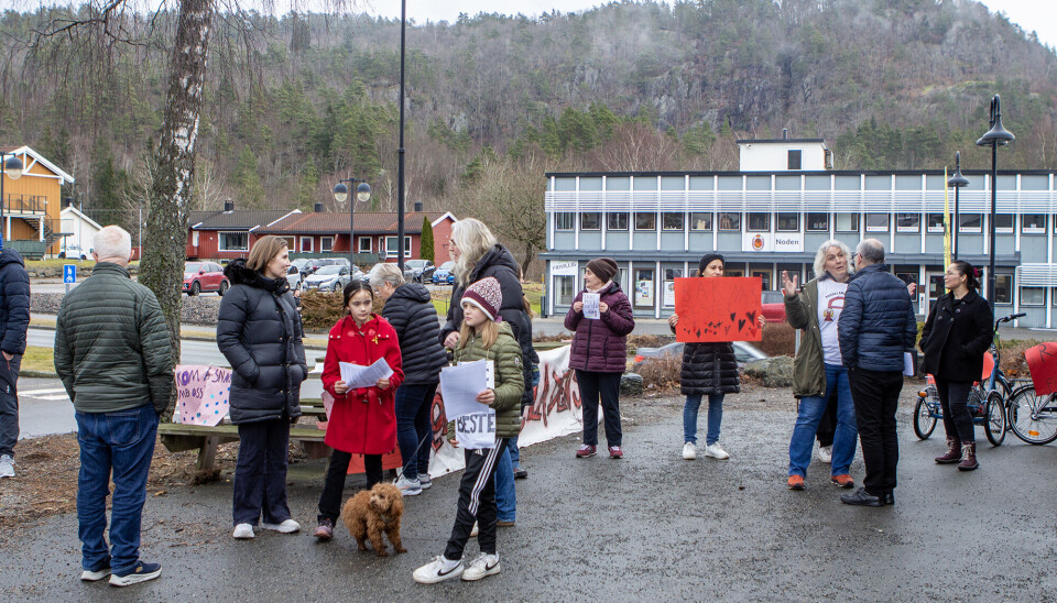 Aksjonsgruppa for Rosseland skole aksjonerte i forkant av fylkesårsmøte til Agder KrF.