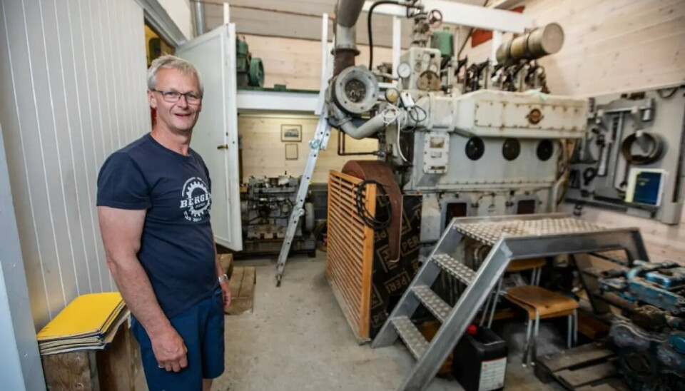 Både Søgne kystlag og Søgne Vestbygd Vel er brukere av grendehuset. Her er Thor Borø fra Søgne kystlag avbildet med hjelpemotoren som har stått i det tidligere hurtigruteskipet MS 'Lofoten' i en årrekke. Hjelpemotoren er nå plassert i kystlagets lokaler i Grendehuset på Lastad.
