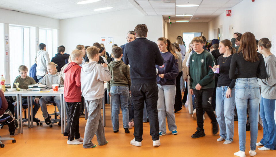 Det var fullt i lokalet da lærere, 5. og 6. trinn fikk komme på shopping blant alle elevbedriftene
