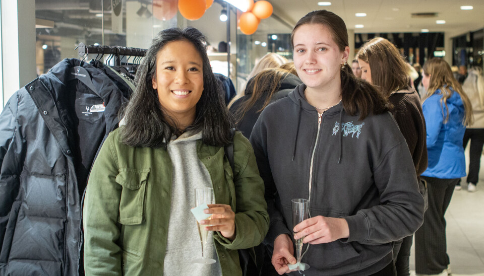 – Det er gøy at det skjer så mye positivt på Tangvall i lille Søgne. Damenes aften er en kjempebra mulighet til å treffe venninner, sier Patricia Isabell Klungland(t.v) og Ingrid Elise Solås.