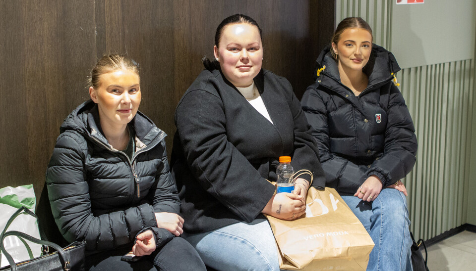 – Opplegget i kveld er utrolig bra og hyggelig. Vi er veldig fornøyde med tilbudet av butikker som har etablert seg på Tangvall, sier Emilie Arnesen(t.v), Emilie Kristiansen & Sarah Amalie Skripeland