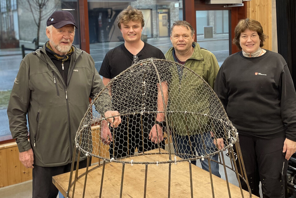 Odd Kindberg, Ole Willy Salvanes, Vidar Andresen og Anne Gunn Eikås viser frem det første beskyttelsesburet.