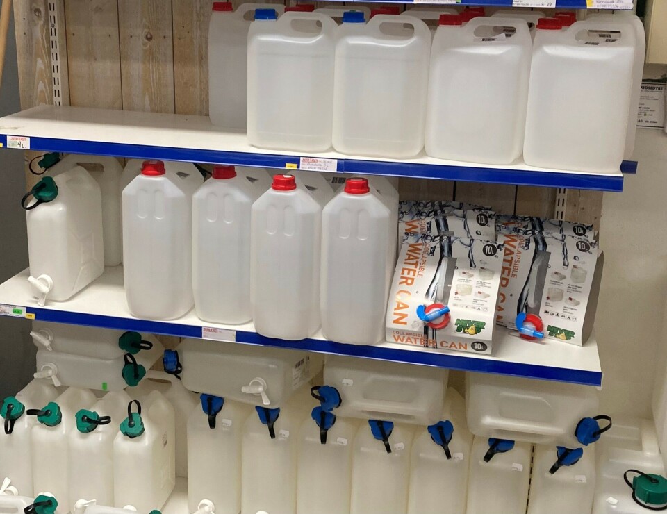 Ansatte i butikken må ofte fylle på med flere vannkanner i hyllene