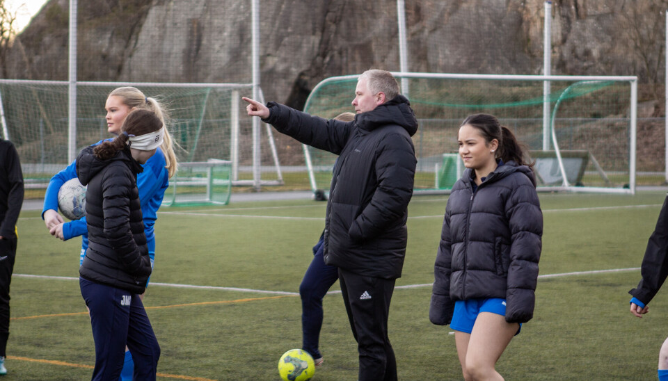 Tommy Strand ledet mandag kveld sin første trening med damelaget til Søgne FK