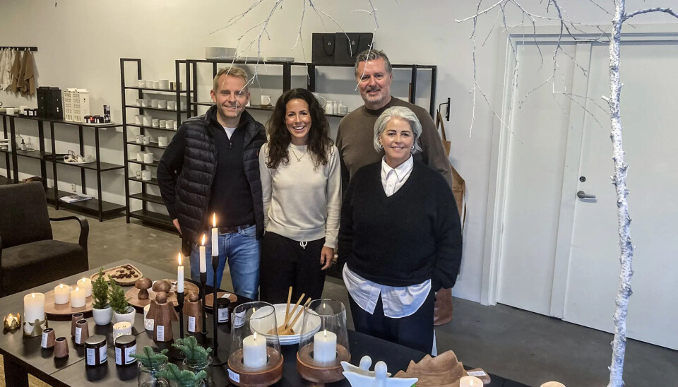 Inviterer til lagersalg før flytting: Fra venstre, Roger og Kristin Vassnes, Dag og Linda Olsrud Tallerud