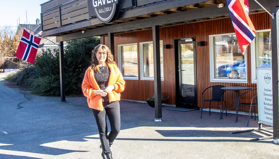 Innehaver Reidun Haaland Knudsen foran butikken som har legget ved Hølleveien i 45 år.