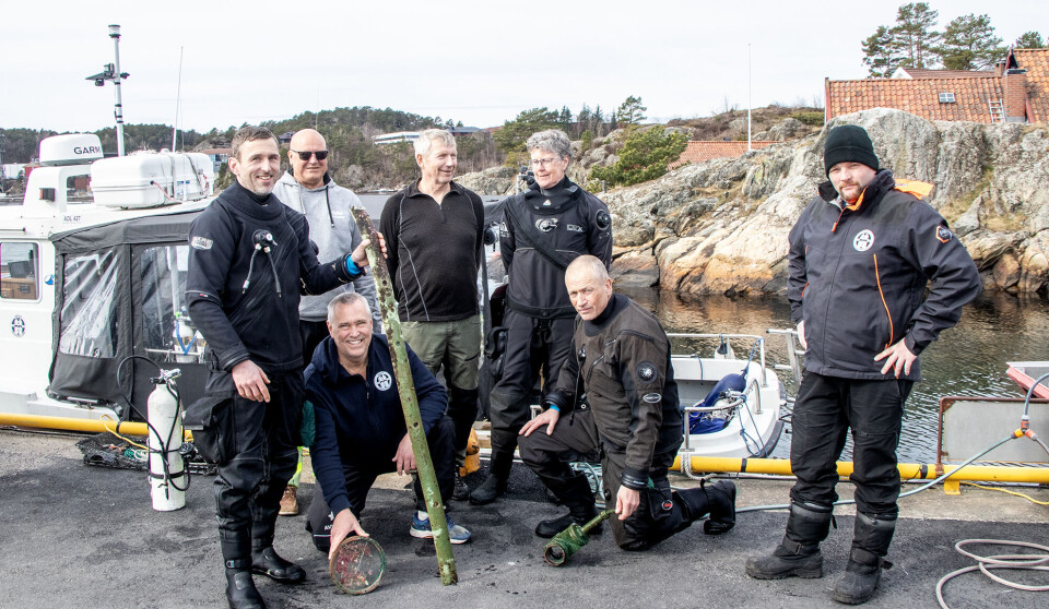 Medlemmer fra Søgne dykkerklubb på Høllebrygga like etter at vraket etter «Miriam» er lokalisert og dokumentert. Fra høyre: Trond Jarle Repvik, Jan Kristoffersen, Siri Kristoffersen, Morten Lossius, Glenn Ivar Tønnessen, Ivar Hagen og Karl Klungland. Baugjernet, en ventil og glasset som trolig er fra skipets kompasshus er hentet opp og vil bli levert til familienes kontaktpersoner i Sverige.