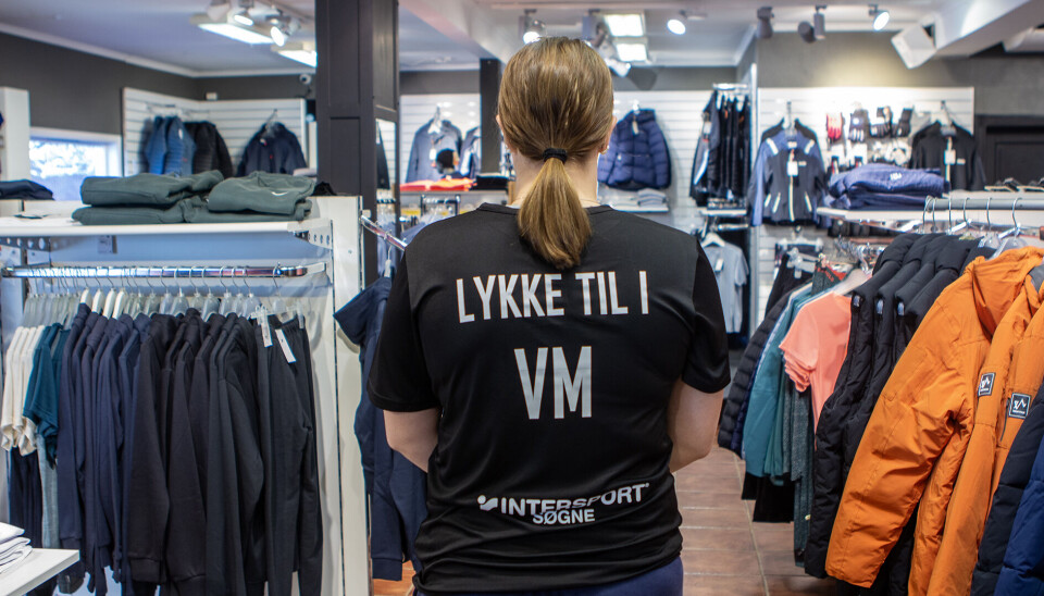 Silje får en hilsen fra Intersport Søgne med seg til VM