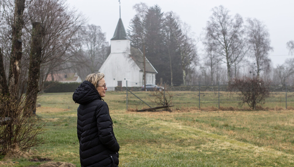 Mette Stausland skuer utover landskapet ved Søgne gamle prestegård, mot stedet hvor hennes røtter ligger. Etter flere tiår er hun tilbake på stedet som har gitt henne utallige barndomsminner og vært med på å forme henne som kunstner.