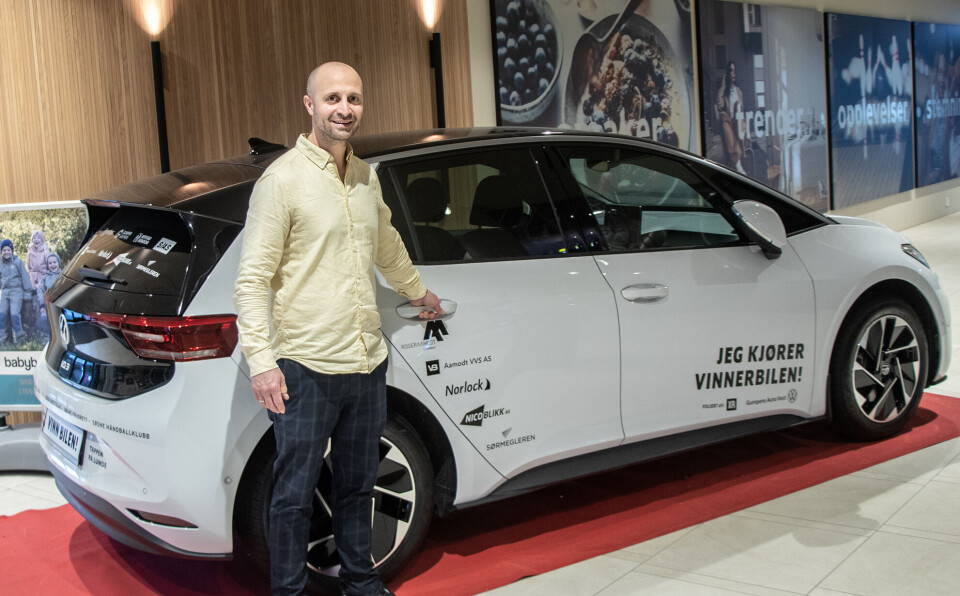 – Det er denne bilen som er premien i lotteriet, sier senterleder Cato Hersvik-Olsen ved Tangvall Arena.