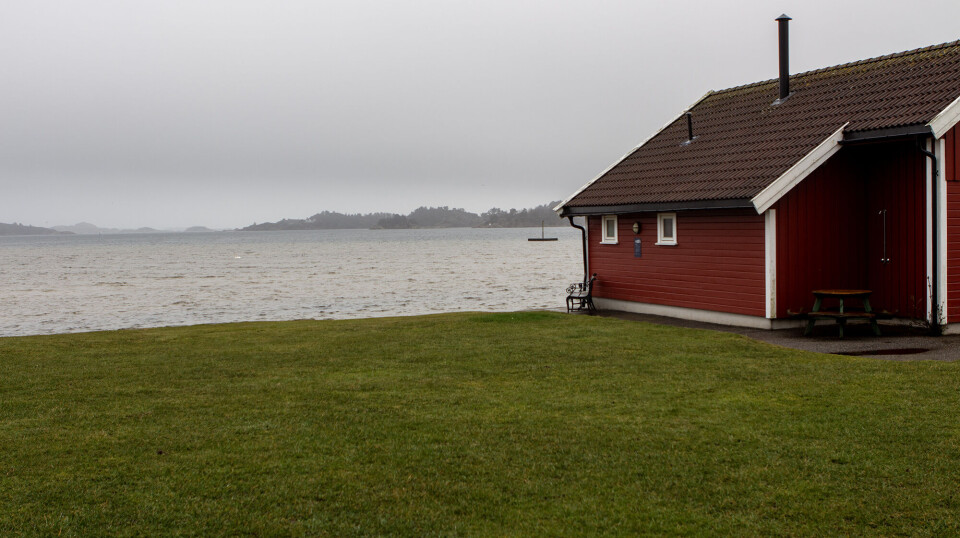 Bystyret har vedtatt at en badstue i Høllen skal plasseres på gressplenen inntil dette bygget ved Høllesanden.