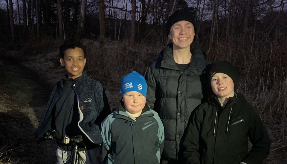Markus Lundgren (10) Tobias Langfeldt (9) Tobias Solgaard (15) og Jonas Klausen Langfeldt (12) fant den bombelignede gjenstanden med metalldetektor søndag kveld
