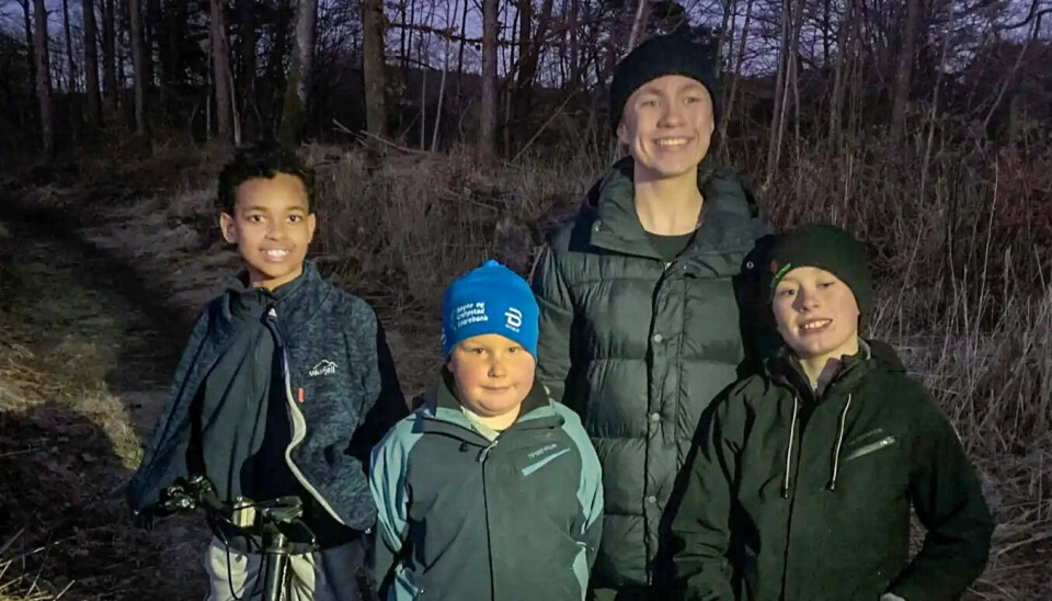 Det var Markus Lundgren (10) Tobias Langfeldt (9) Tobias Solgaard (15) og Jonas Klausen Langfeldt (12) som fant granaten med metalldetektor søndag kveld
