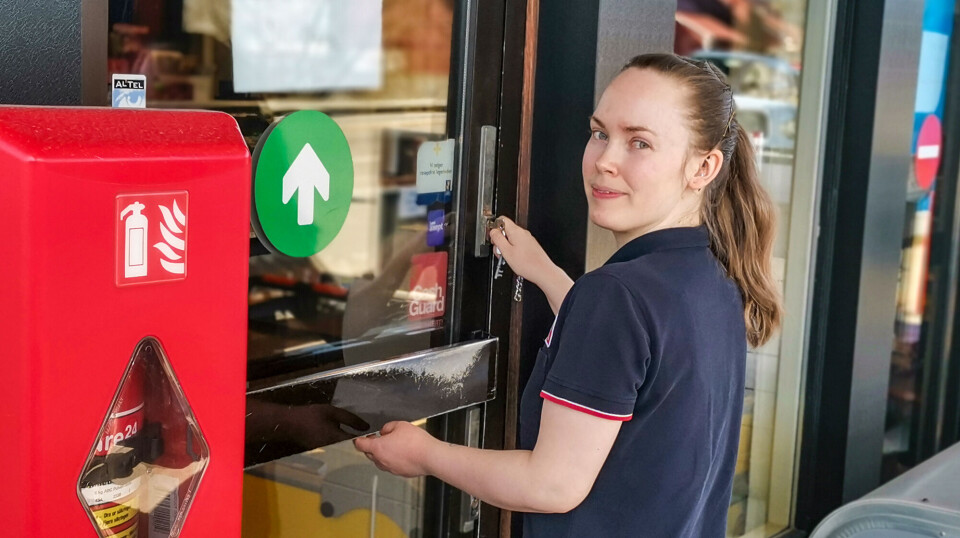 Ina Celine Andersen låser dørene til Tappen på Lunde for siste gang.
