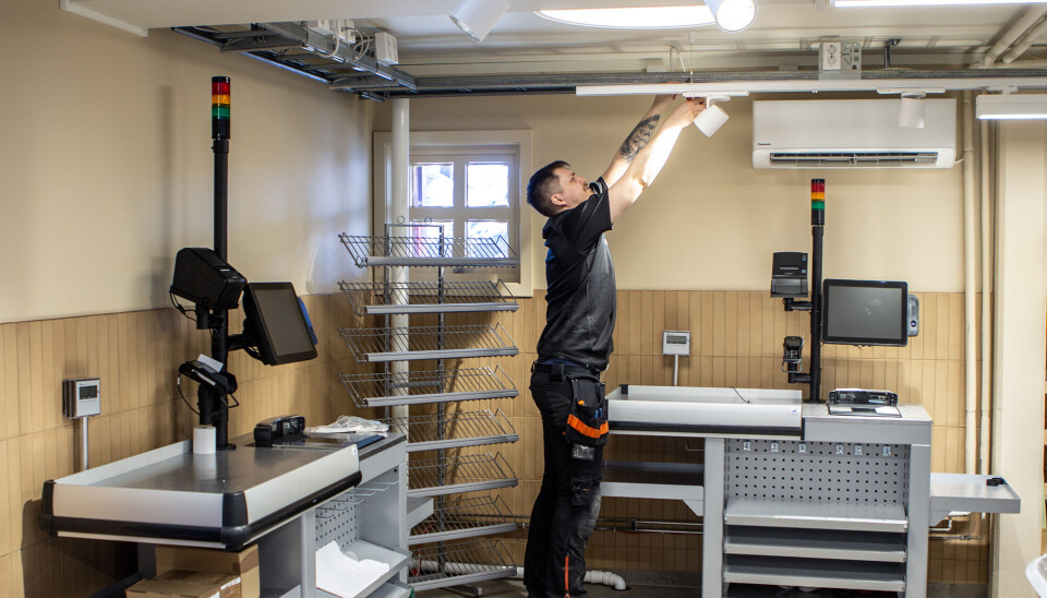 Steffen fra Syd Elektro har hektiske dager så alt blir klart til åpningen. Her fra det selvbetjente betalingsområdet.