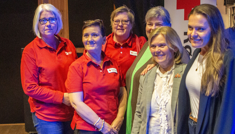 Røde Kors i Søgne, Songdalen og Lyngdal inviterte Austegard til foredraget. Til høyre står fylkesvaraordfører Jorunn Gleditsch Lossius (Krf)