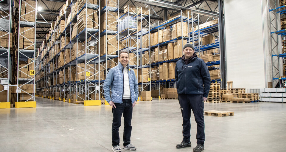 André Kjetså og lagersjef Christoffer Willgohs har hagemøbler for rundt 25 millioner som skal ut fra lager på Mjåvann før Netthandelen.no går inn i historien kommende høst.