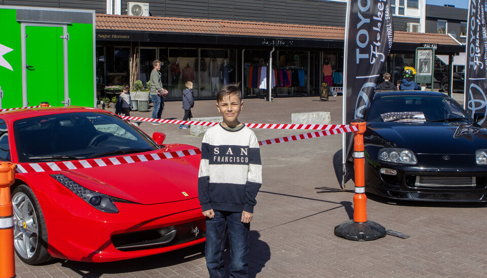 10 år gamle Nikolai Svendsen Borø likte bilene som var utstilt på Tangvall. – Jeg tror jeg går for litt rimeligere biler når jeg en gang skal kjøpe bil, sier han.