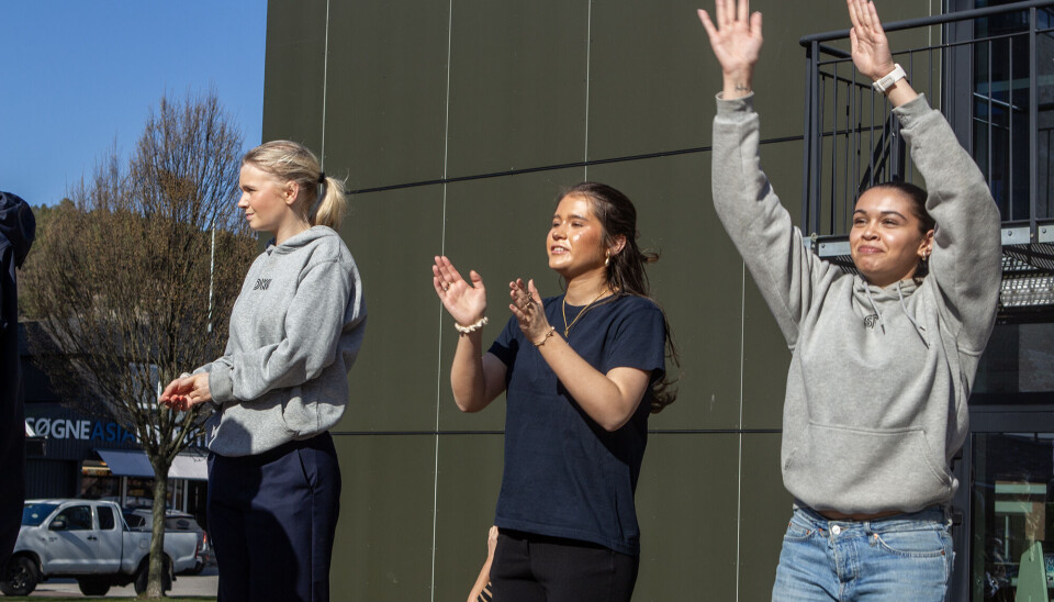 Mathea Skarpeid Tveite(t.v) Andrea Sofia Aastorp og Malin Loka Danielsen er ivrige trenere for danserne som opptrådde på Tangvall. Selv er de konkurranseutøvere i Søgne danseklubb