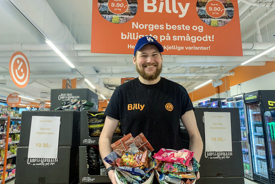Jacob Rogstad med 2,8 kg påskeegg fylt med godterier sponset av Billy på Tangvall Arena.